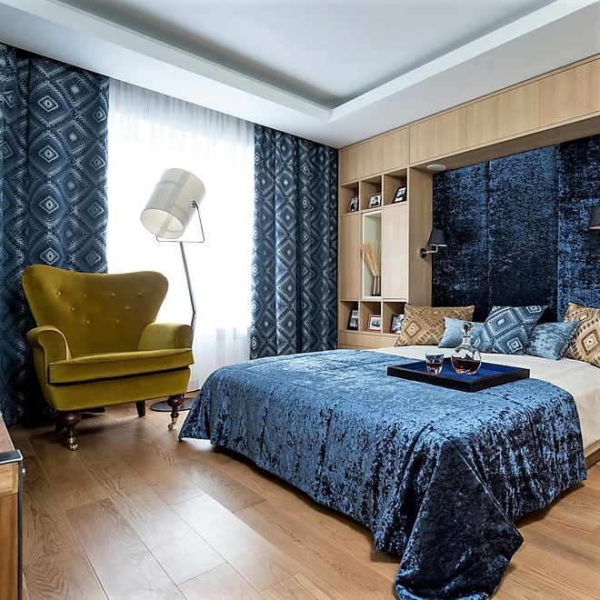 Синие шторы и покрывало для современной спальни